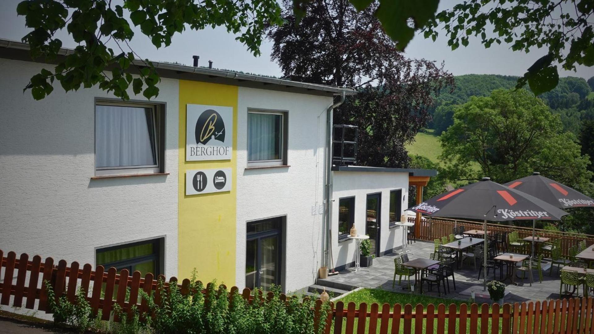 Hotel Berghof Wasserkuppe & Gaestehaus Fuldaquelle Gersfeld Bagian luar foto
