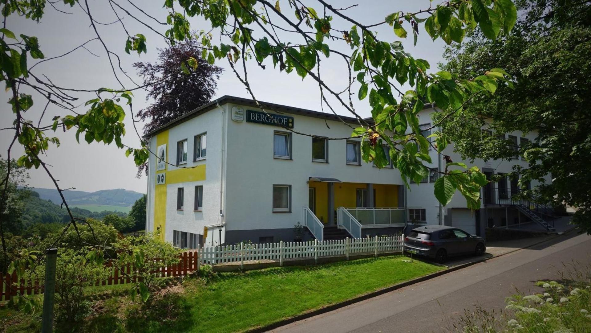 Hotel Berghof Wasserkuppe & Gaestehaus Fuldaquelle Gersfeld Bagian luar foto